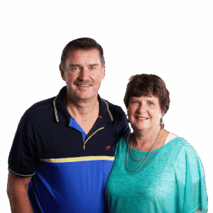 Portrait of Len & Hettie Deyzel, a man and a woman standing close together and smiling