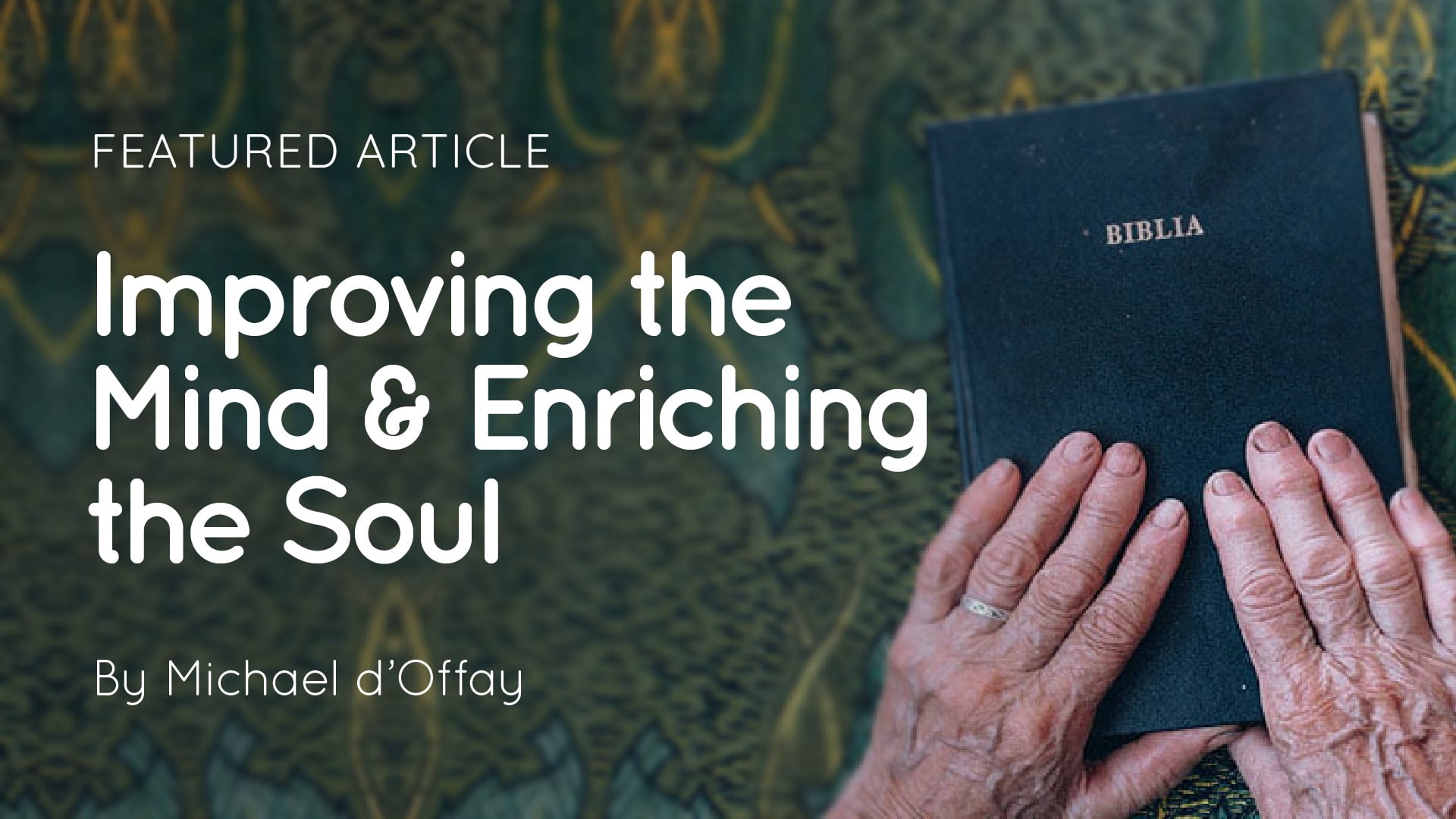 Elderly hands resting on a black Bible titled 'Biblia' on a patterned green surface with article title text to the left